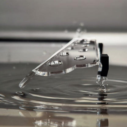Transparenter Aquakallax ReefDeck für 17 Korallenplugs in der Seitenansicht mit abgewinkelter Ablage und schwarzer Magnetbefestigung