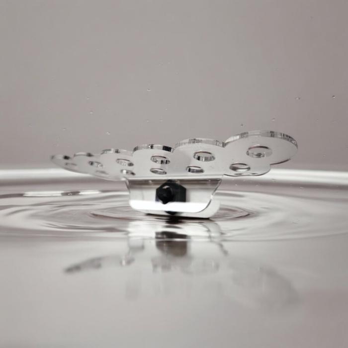 Aquakallax ReefDeck für elf Korallenplugs in Bubble-Form in der Frontansicht mit transparenter Ablage und schwarzem Magnethalter
