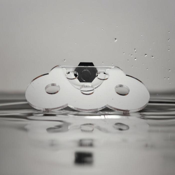 Transparenter Aquakallax ReefDeck für fünf Korallenplugs in Bubble-Form mit Blick auf die fünf runden Öffnungen und den schwarzen Magnethalter