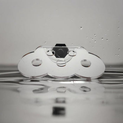 Transparenter Aquakallax ReefDeck für fünf Korallenplugs in Bubble-Form mit Blick auf die fünf runden Öffnungen und den schwarzen Magnethalter