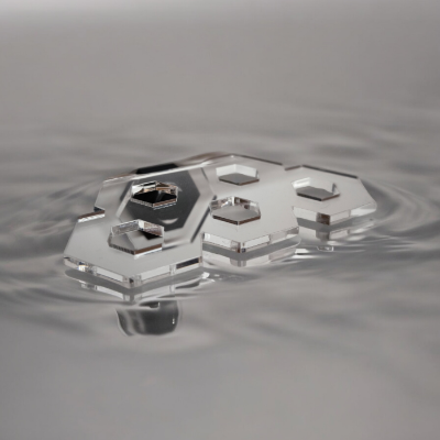 Transparenter Aquakallax ReefDeck HoneyComb für fünf Korallenplugs mit sechseckigen Öffnungen und schwarzer Magnetbefestigung