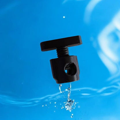Schwarze Aquakallax Schlauchklemme mit Stellschraube für 4/6-mm-Luftschläuche vor blauem Wasserhintergrund