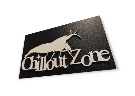 Schwarzes Aquakallax Türschild mit heller Garnelensilhouette und dem Schriftzug Chillout Zone in schräger Ansicht