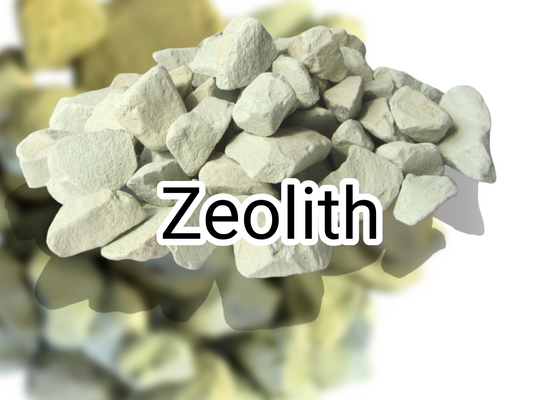 Helles Aquakallax Zeolith-Granulat als Haufen mit eingeblendetem Schriftzug Zeolith