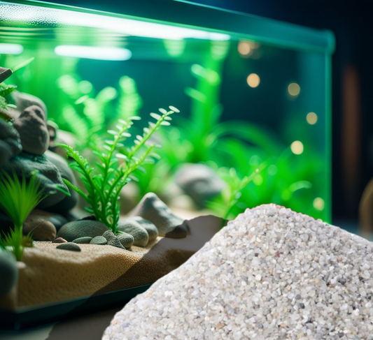 Heller Aquarienkies Natur mit 1–2 mm Körnung als Kieshaufen vor einem bepflanzten Aquarium