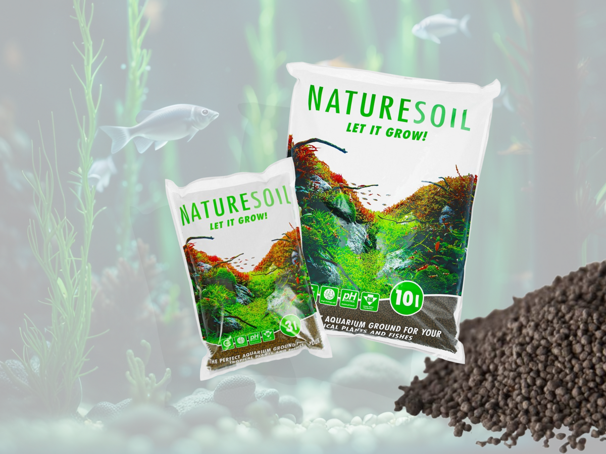 Nature Soil fein in 3- und 10-Liter-Beuteln mit losem dunklem Bodengrund vor einem Aquariumhintergrund