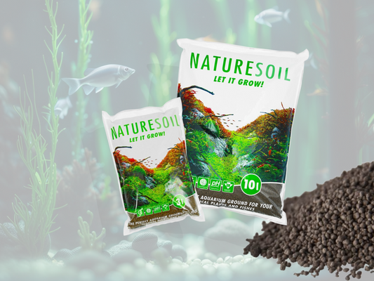 Nature Soil fein in 3- und 10-Liter-Beuteln mit losem dunklem Bodengrund vor einem Aquariumhintergrund