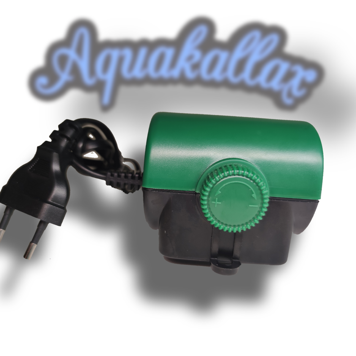 Grün-schwarze Aquariumpumpe mit grünem Plus-Minus-Drehregler, Stromkabel und Netzstecker in der Vorderansicht.