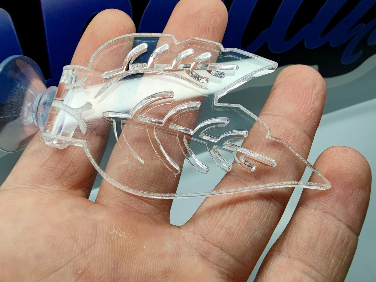 Aquakallax Bettabett mit Saugnapf und transparenter blattförmiger Liegefläche in einer Hand als Größenvergleich