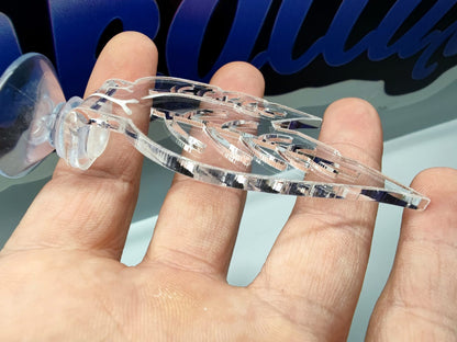 Seitliche Nahansicht des Aquakallax Bettabetts mit Saugnapf und transparenter Liegefläche auf einer Hand