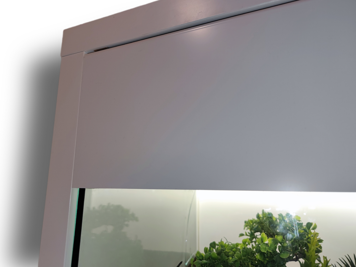 Weiße matte Aquakallax Kallax-Lichtblende Basic am Aquarium in einer Nahansicht der oberen Ecke