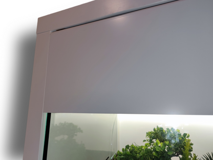 Weiße matte Aquakallax Kallax-Lichtblende Basic am Aquarium in einer Nahansicht der oberen Ecke
