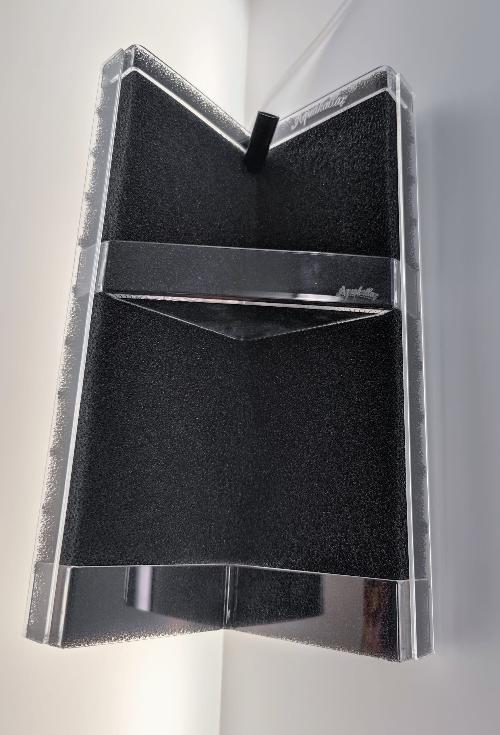 Aquakallax Konkav Mattenfilter mit schwarzer Filtermatte und leerer transparenter Pflanzterrasse, Ansicht schräg von unten auf Terrassenboden und Auslauf.