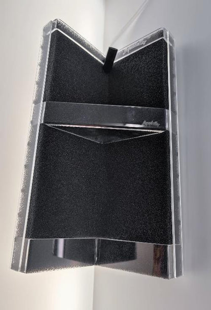 Aquakallax Konkav Mattenfilter mit schwarzer Filtermatte und leerer transparenter Pflanzterrasse, Ansicht schräg von unten auf Terrassenboden und Auslauf.