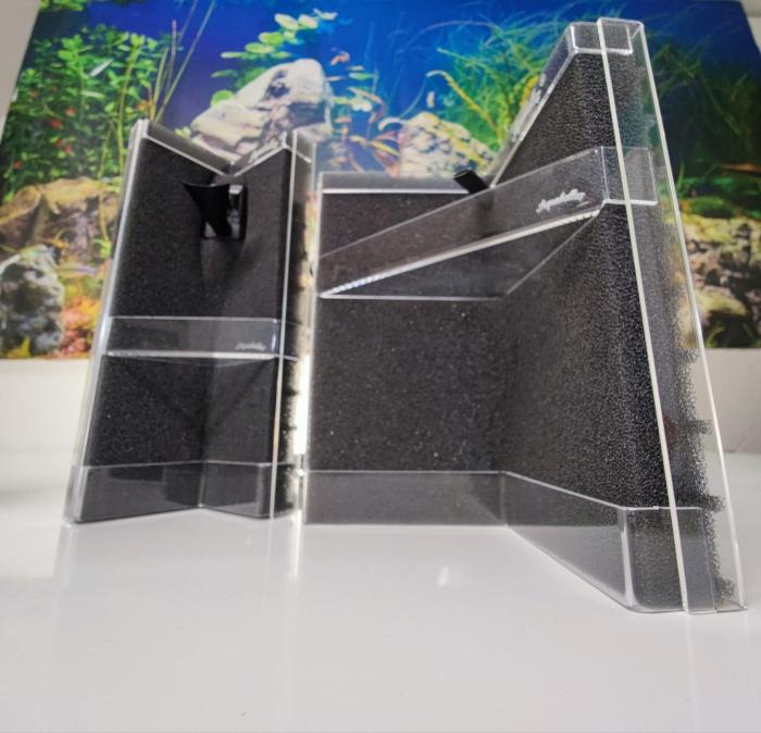 Zwei Aquakallax Konkav Mattenfilter mit leeren transparenten Pflanzterrassen nebeneinander, schräge Ansicht auf schwarze Filtermatten und Terrassenböden.