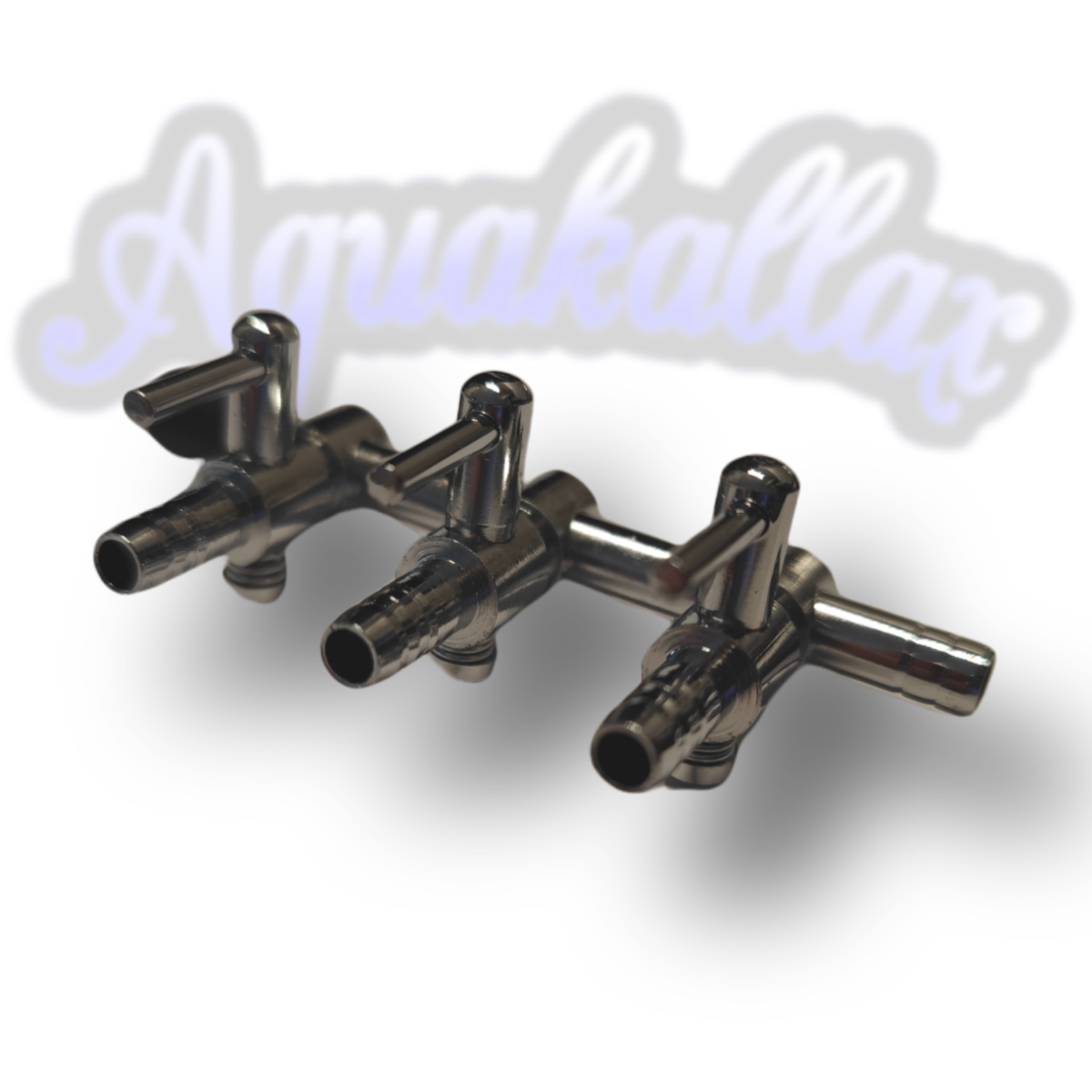 Metall-Luftverteiler mit drei einzeln einstellbaren Hähnen und Schlauchanschlüssen, schräg von vorne vor dem Aquakallax-Schriftzug.