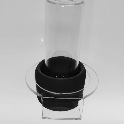 Oxidator Mini im transparenten Aquakallax Oxi-Hover-Halter in leicht erhöhter Frontansicht