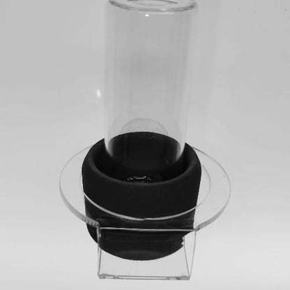 Oxidator Mini im transparenten Aquakallax Oxi-Hover-Halter in leicht erhöhter Frontansicht
