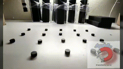 Animierte Demonstration der magnetischen Anziehung des Aquakallax Powermagneten mit schwarzem Magnet und einem länglichen Gegenstand