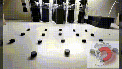 Animierte Demonstration der magnetischen Anziehung des Aquakallax Powermagneten mit schwarzem Magnet und einem länglichen Gegenstand